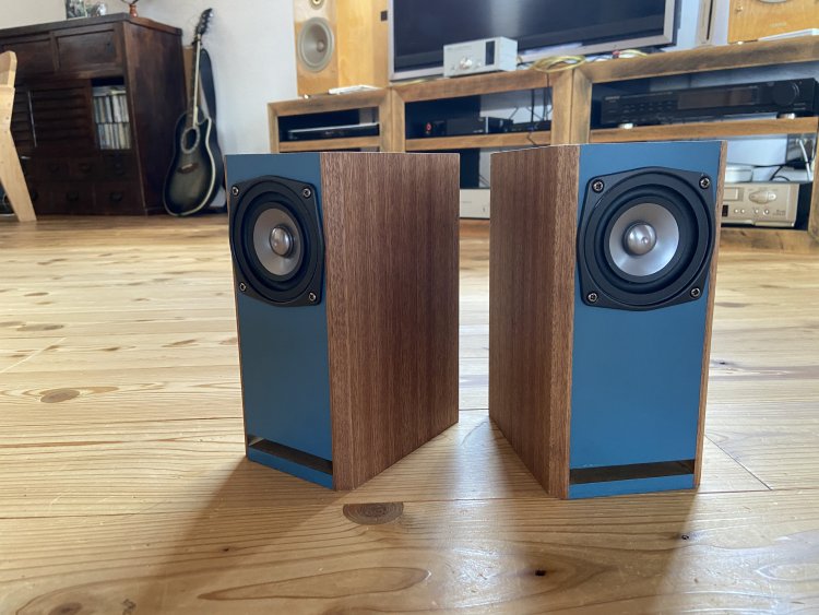 今回大活躍したマークオーディオ制ユニットの自作スピーカー。後ろにちらっと見えるのがヤマハNS1-C。