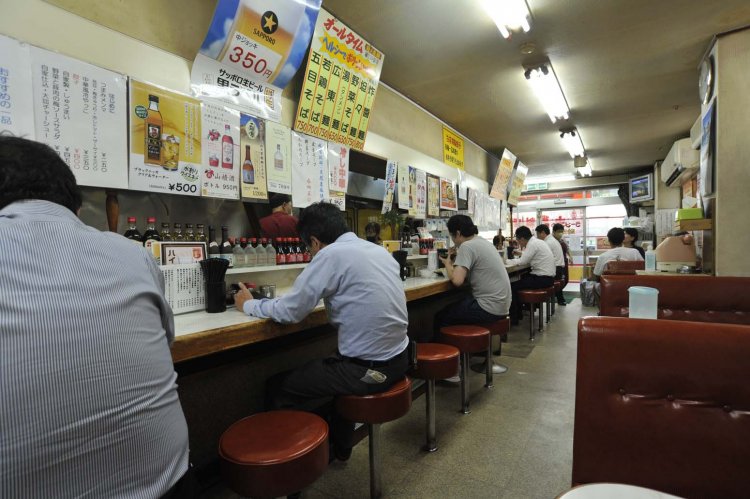 カウンターやテーブルの全36席はにはサラリーマンがいっぱい。