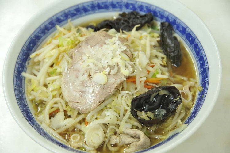 たっぷりと野菜が取れる野菜そば。日頃の野菜不足を解消できそう。