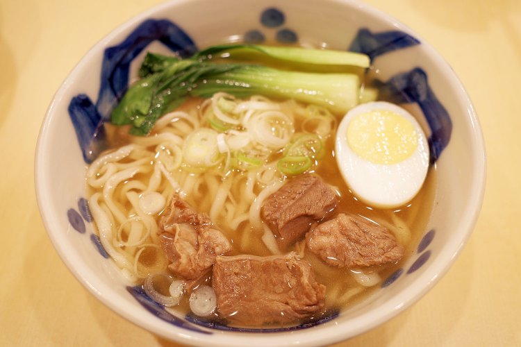 薬膳塩牛肉麵803円。