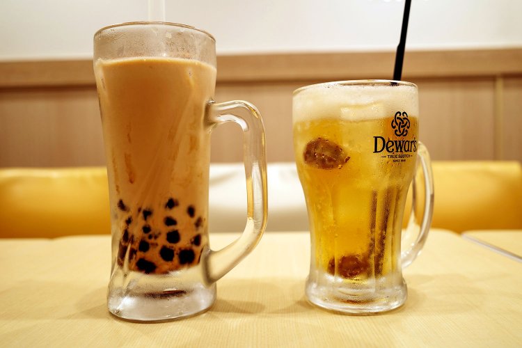 タピオカミルクティー418円と台北ハイボール308円。