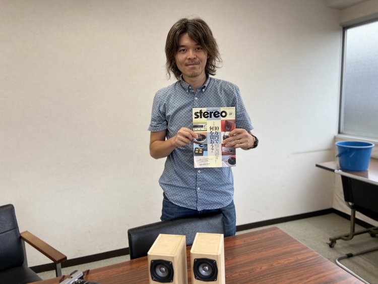 作りたてのスピーカーと、ご指導いただいたSTEREO編集長の吉野さん。このMDFのエンクロージャーに、JBL色の青い塗料と突板を張り付け、見る見る上の状態になっていくのは魔法のようでした。