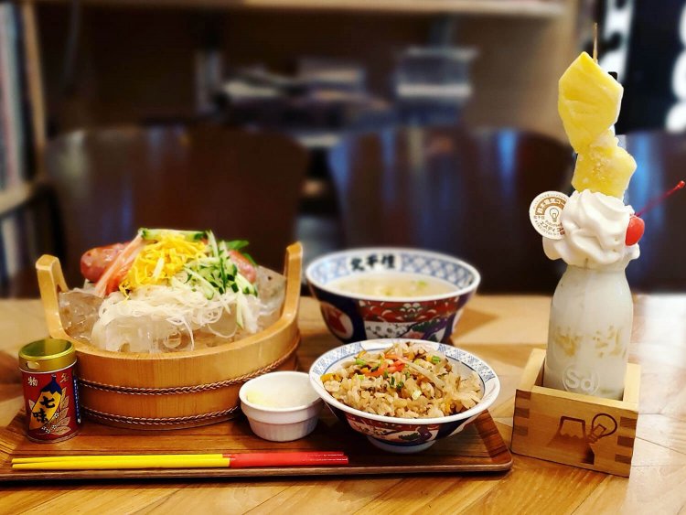 沖縄ソーメンドッグ 1000円（税別） パイパイパイナップルシェイク 900円（税別）。