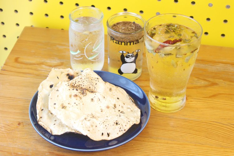 豆のせんべい、パパドをパリパリ食べながら、飲む。他の2杯はついでに作ったスパイスハイ。