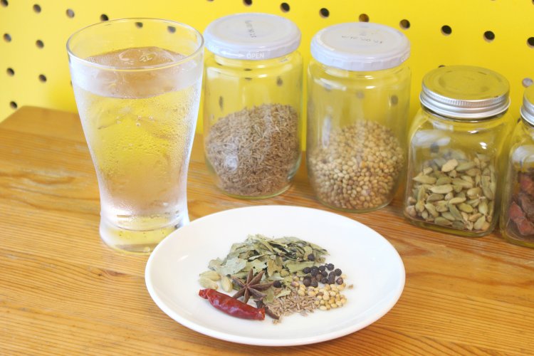 ↑ カレーを作るときに使うスパイスを入れれば、カレーになるんじゃないか。