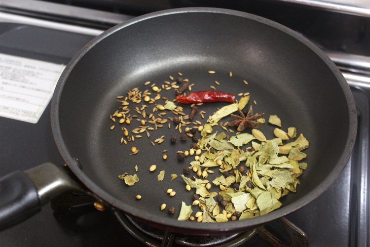 油なしで炒る。