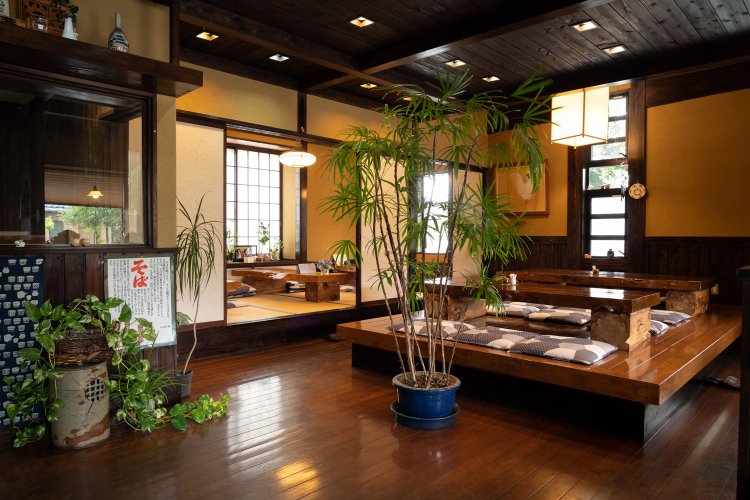 民芸調の落ち着きのある店内。知人が焼いた器も味わい深い。