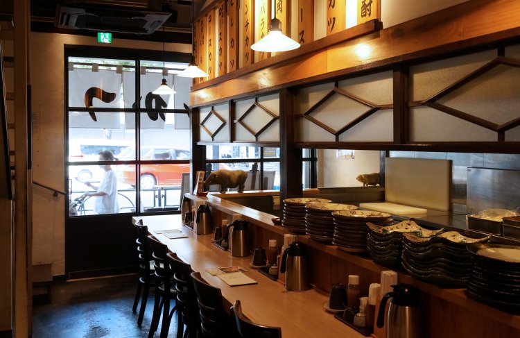 1階はカウンターのみで、2階がテーブル席。シックで落ち着いた内装だ。 