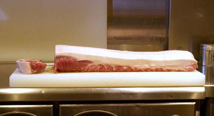 ロース肉の塊。同じ300gのロース肉といっても、切る場所によって厚みが変わる。