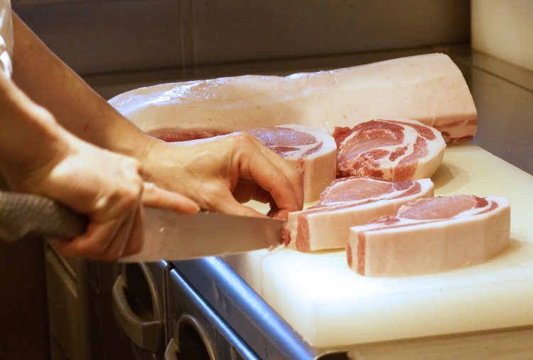 見よ、この厚み！ 計ってみると、ぴったり300g。職人さんはすごい。