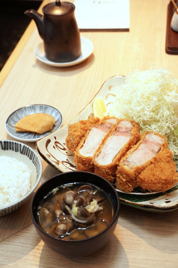 極厚切りロースとんかつ（300g）2310円と定食セット330円。定食セットには、ごはんとしじみの味噌汁、香の物が付く。