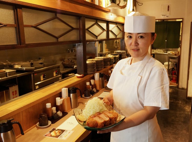 スタッフの染野さん。「お客さんとの距離が近いのも荻窪ならではかもしれません」とのこと