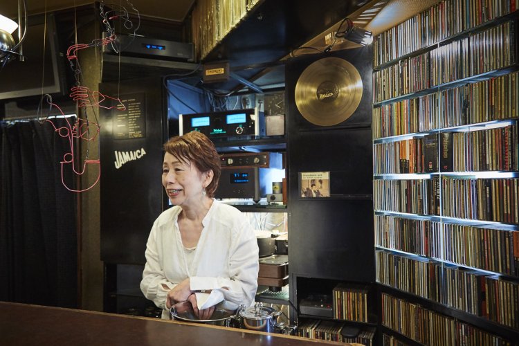 すすきの『ジャマイカ』の樋口ムツさん。店内のレコードとCDは総数２万を超える！