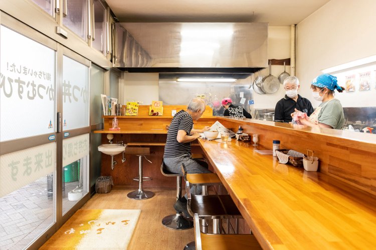 カウンター10席、親子3人で営むアットホームな店だ。