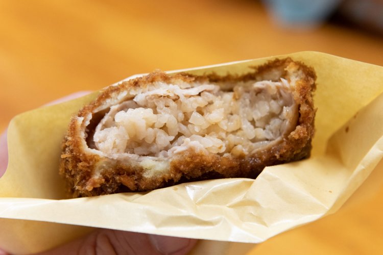 かつむすび280円は食べ歩きできるようペーパーに包まれている。