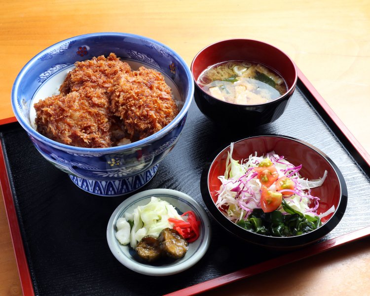 自家製パン粉のサクサク食感を楽しめるおそば屋さんのソースかつ丼950円。