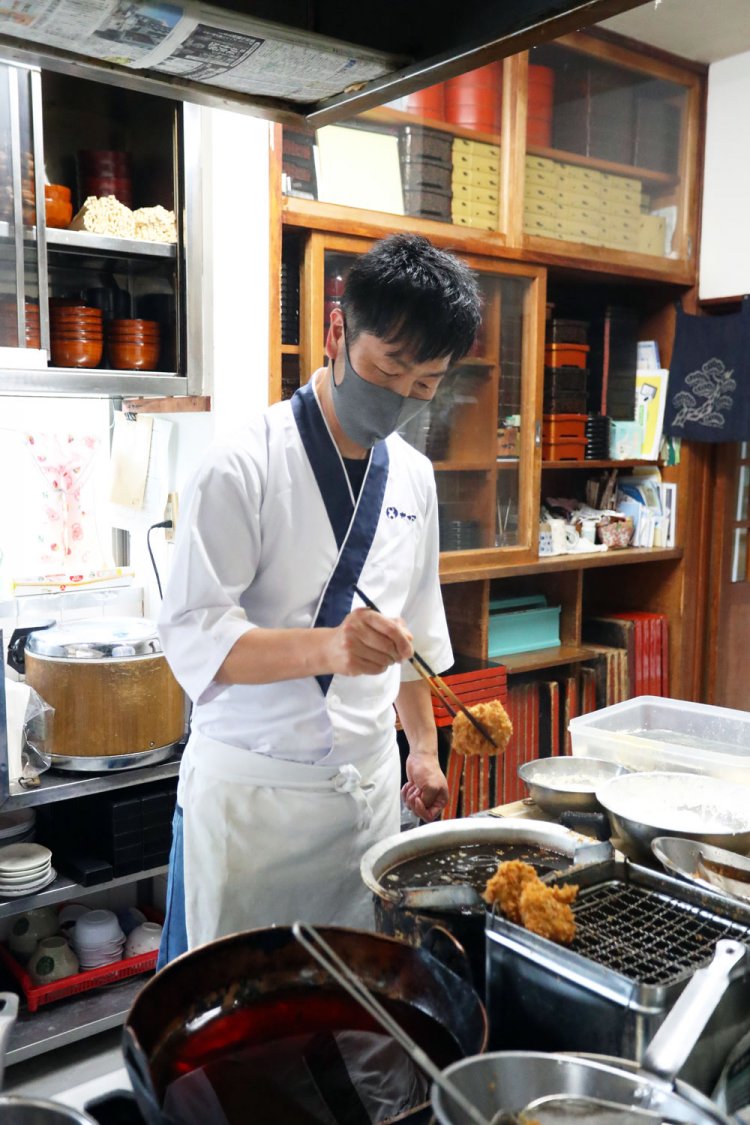 タレがよく絡むよう、豚肉は生パン粉をつけてラードで揚げる。