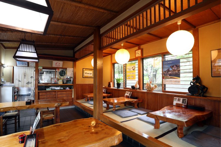 昔ながらの町のそば屋。奥には座敷もある。