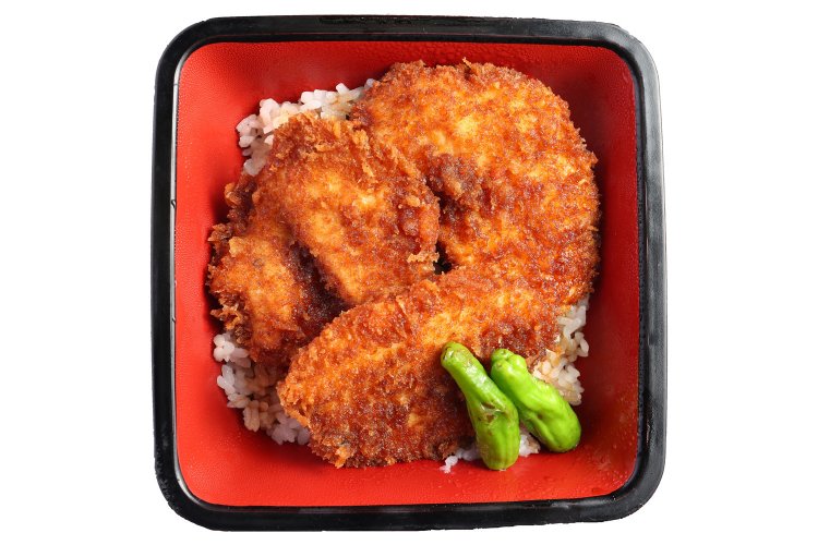 ソースかつ重930円。ムネ肉のカツは柔らかくジューシー。