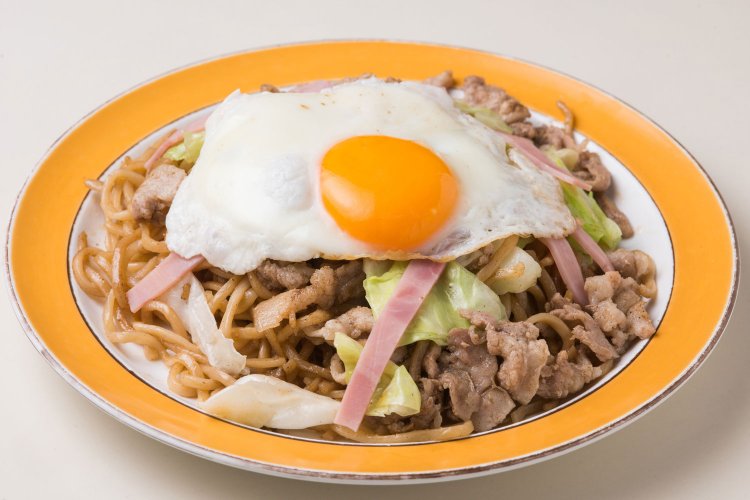 （麺）太めのやや平打ち麺で、もっちりとした食感が特徴的。 （具）宇都宮焼きそばのキャベ ツ、ハム、豚肉、目玉焼きといった具は、この店が基本となっている。
