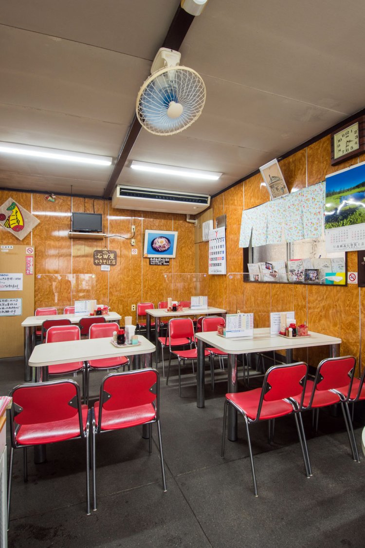 店内の壁にはこれまで取材に訪れた数多くの著名人の色紙が貼られる。