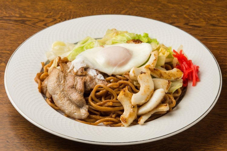 （麺）やや中太の麺で歯ごたえがある。ほんのり甘い大塚ソースがよく絡む。
