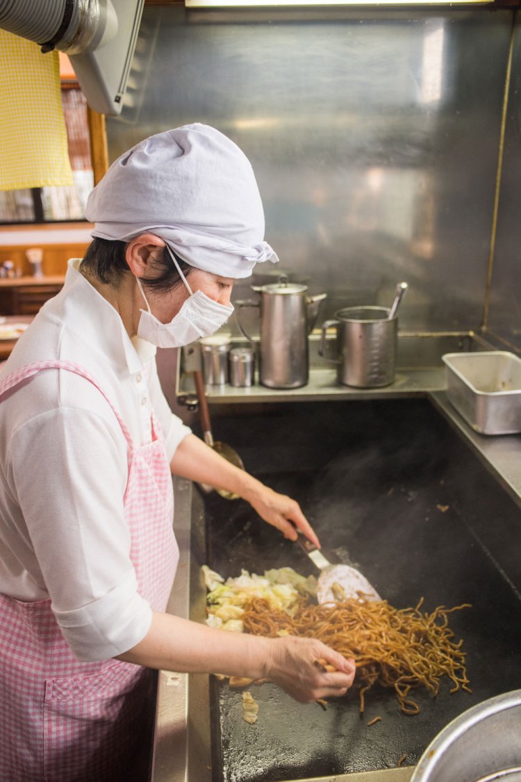 「キャベツなんかは、時期によって状態が違うので、炒め具体も変えてます」妹の小口真澄さん。