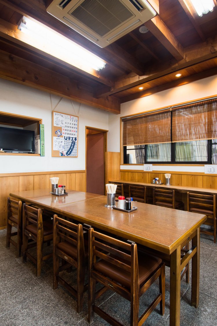 約15席あるが、コロナ禍の中、現在は店内での飲食は行わず、テイクアウトのみで営業。