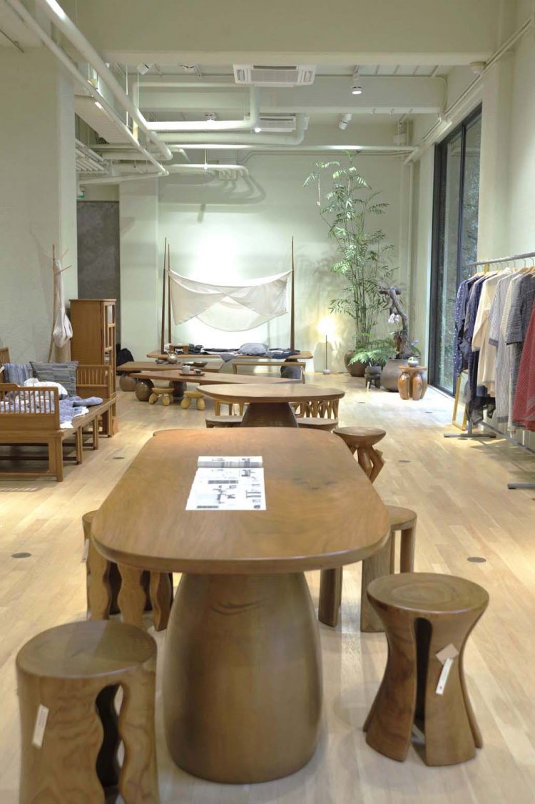 家具は1点ものだ。スツールは木をそのままくり抜いて造られており、年輪を模様として活かしている。