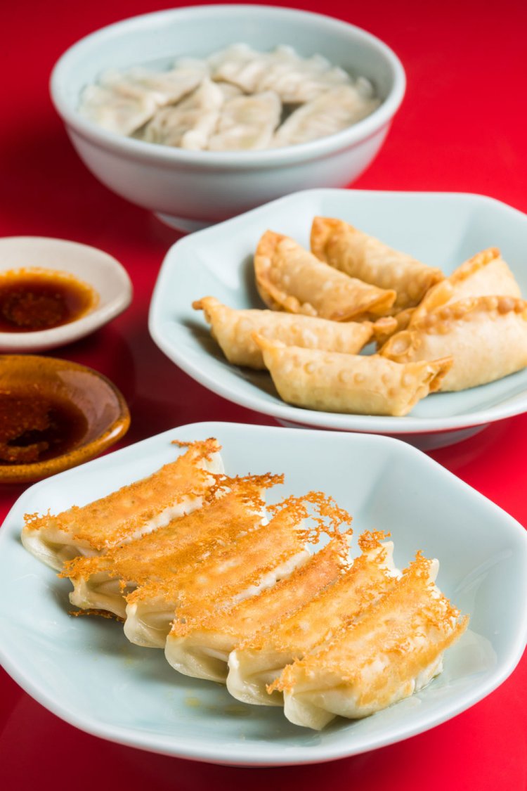 焼、水、揚餃子各6個297円。いずれも餡は同じで、野菜多めなのでさっぱりしている。卓上にある酢、醤油、ラー油をお好みで。