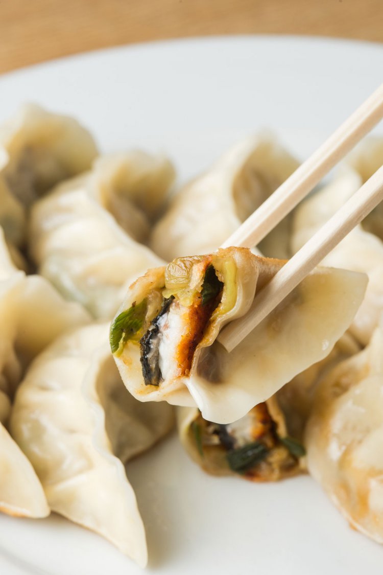 写真の餃子の具はうなぎ。餅は肉、ウニは野菜など、メインの具と合わせる餡もそれぞれ。食べてみるまで、どんな味わいか想像がつかないのも楽しい。