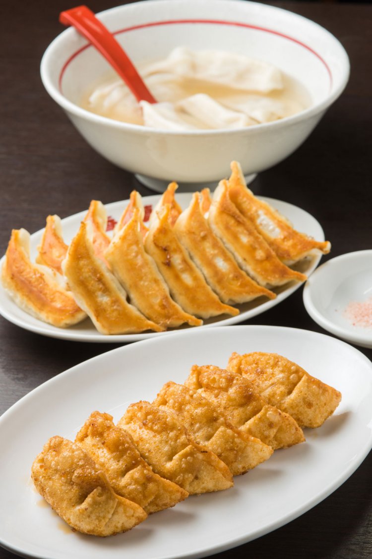 外はパリッと、中身はジューシーな揚餃子。水餃子297円も中華ダシのスープなので、味付けしなくも十分においしい。焼餃子は1人前297円。