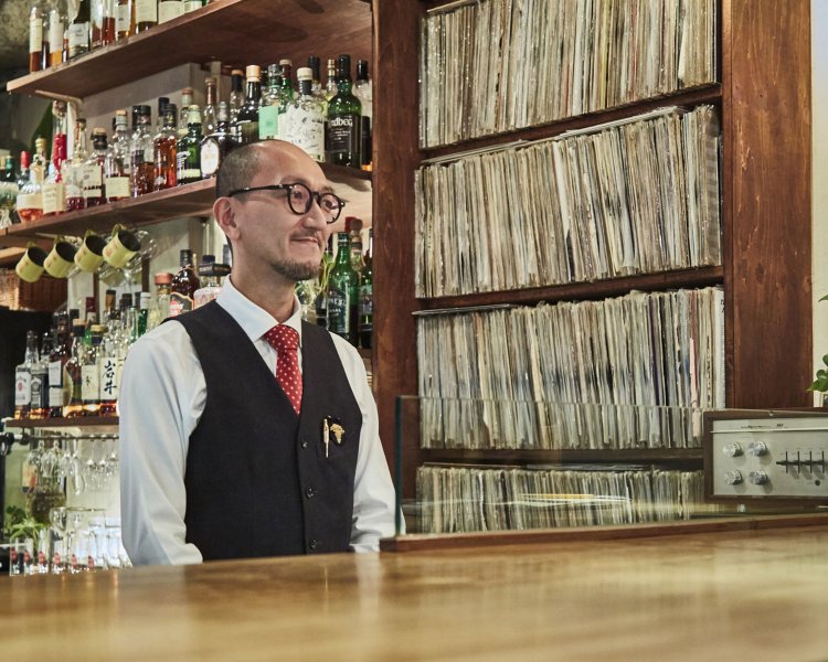 できるバーテンダー風の『BAR JAZZ』牧さん。ジャズを知らなくても無問題の店。