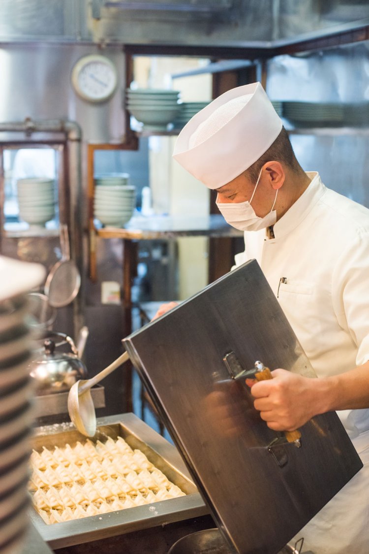 テイクアウトの冷凍餃子248円は、家庭で焼く場合、餃子の1/3から半分の高さの水で蒸し焼きに。