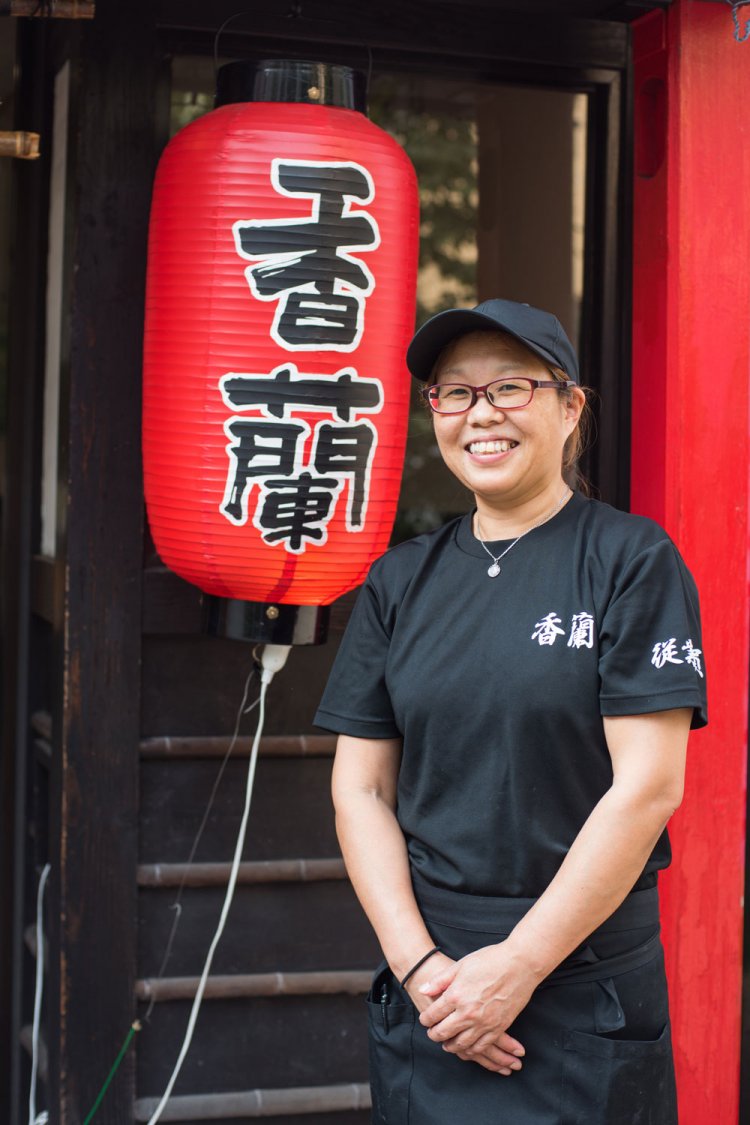 赤い提灯と看板が目印。高田店長の笑顔もファンを引きつける。