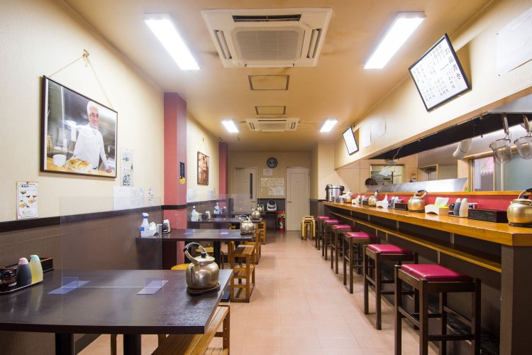 カウンターとテーブル席合わせて全14席。ゆったり食事ができる。