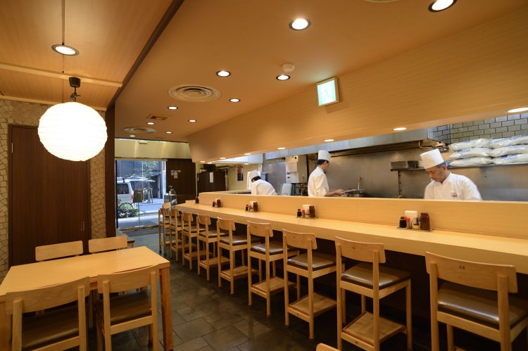 通し営業なので夜でも同じ値段でカツ丼を食べられる。