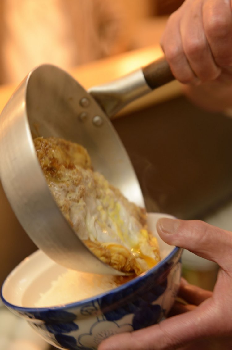 甘くて濃厚な丼タレがトンカツに染み込んでいる。