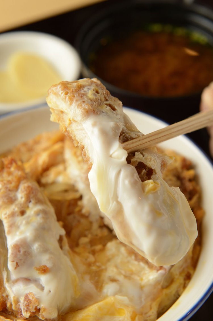 65gのロース肉を使った、ボリューム感があるカツ丼。1150円。