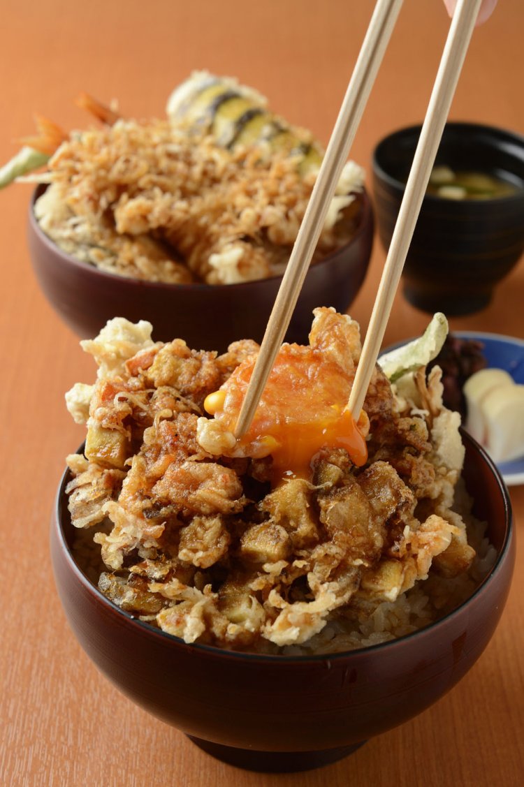 手前がかき揚げ丼。この日はシシトウとまいたけも盛られていた。