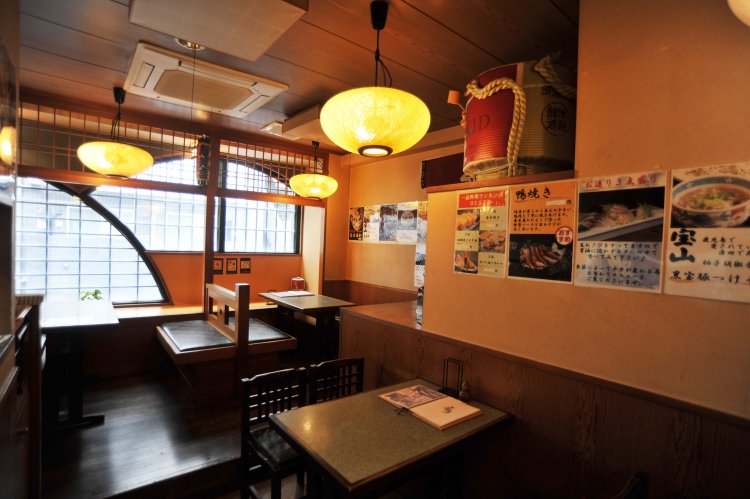 1階奥と2階にテーブル席がある。壁に貼られた案内を読めば、この店のこだわりがよくわかる