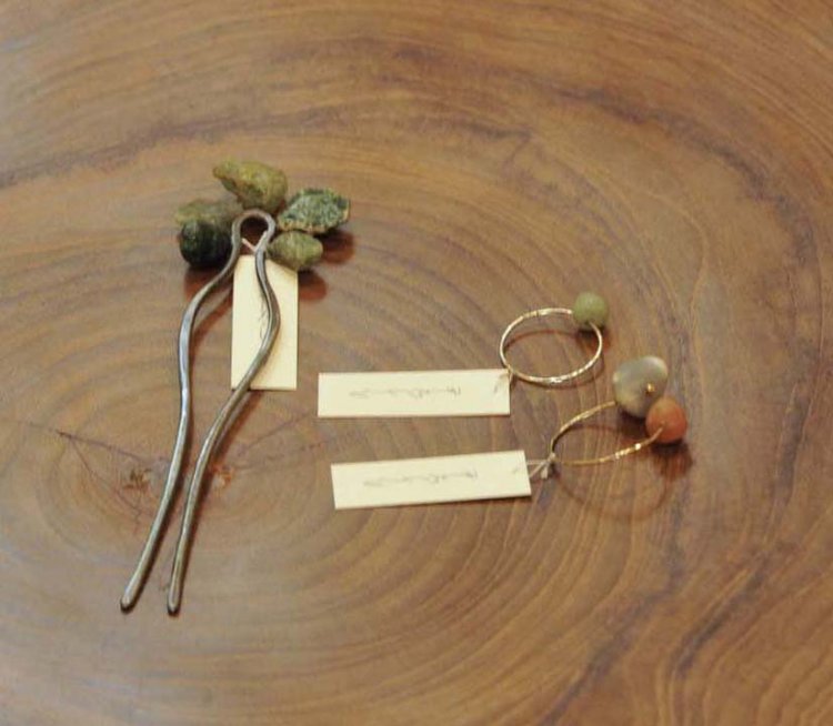 インド・グジャラート地方で採取される瑪瑙を使ったアクセサリー。左からかんざし3万1900円、指輪各3万800円。