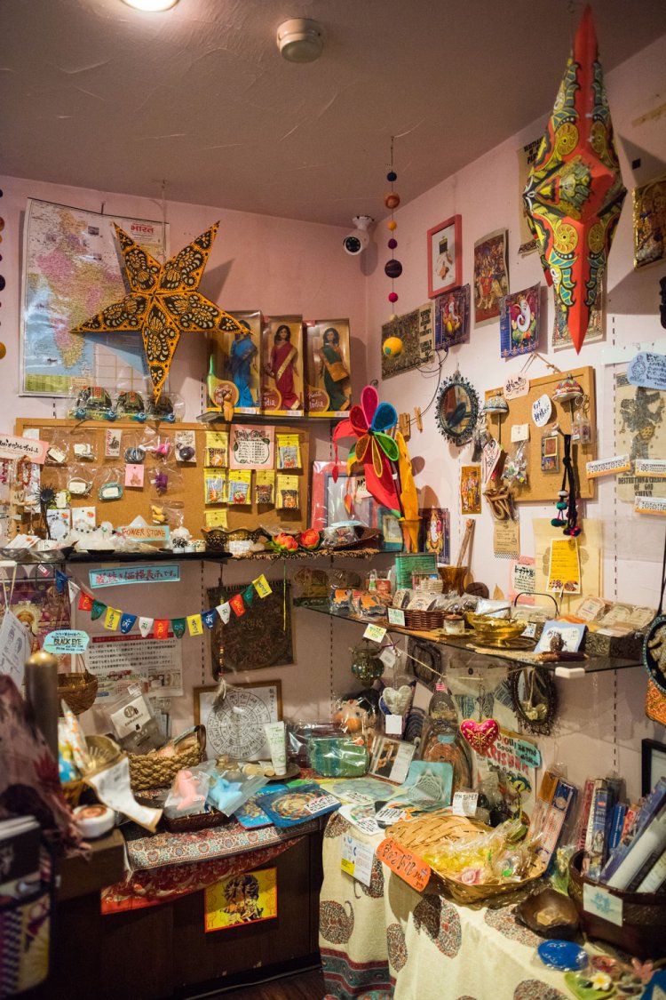 レジ横では、スパイスやインド雑貨も販売。