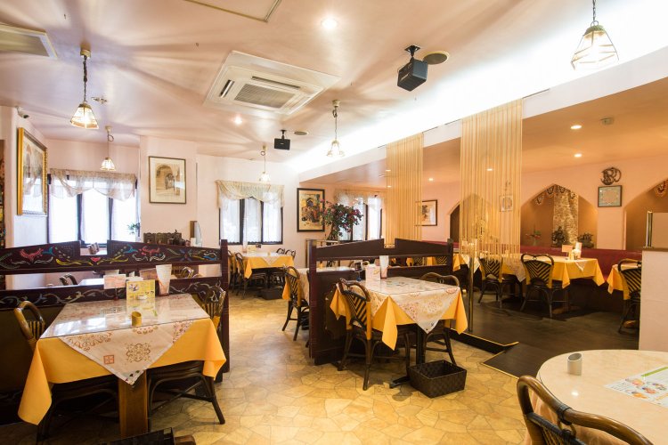 天井が高く開放的な店内。