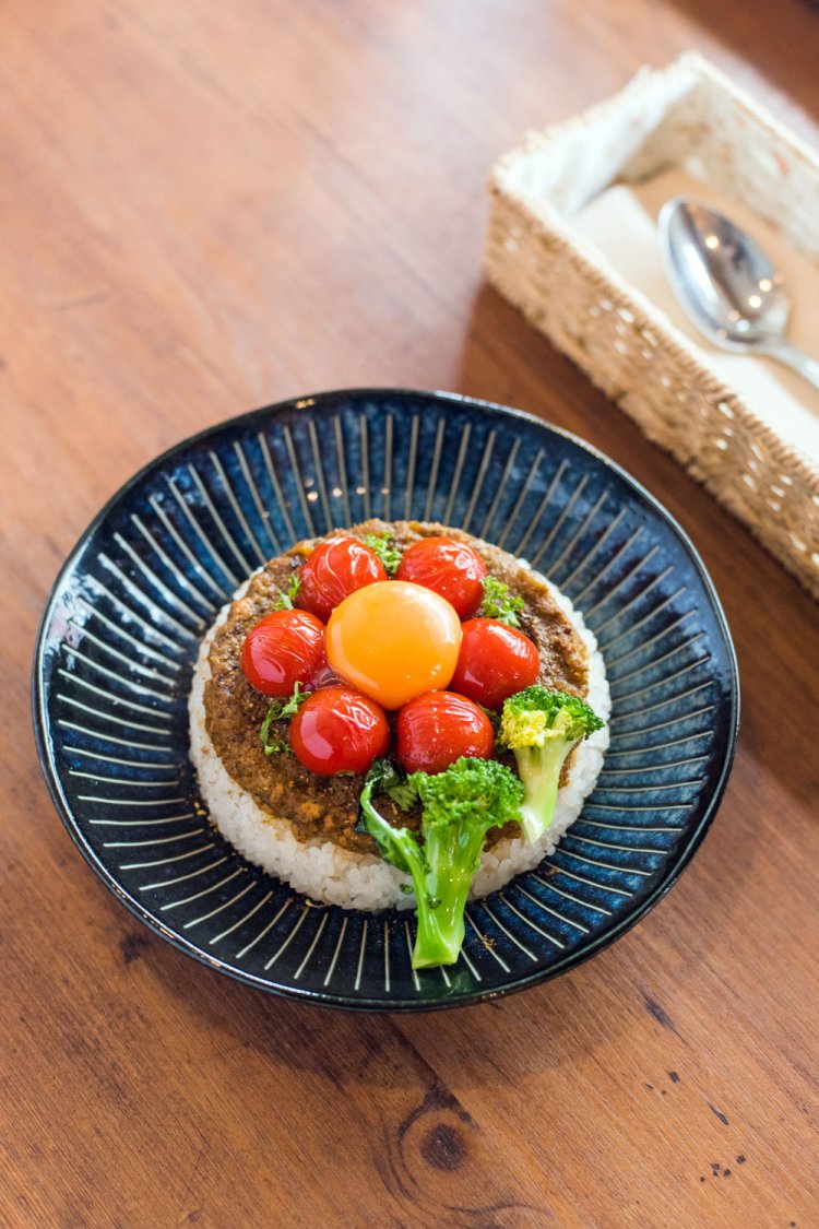 基本の辛さは0番の中辛。ややスパイシーだが、生卵のまろみやトマトの酸味で食べやすい。焙煎タマネギ、野菜スープをベースに、独自開発の調合スパイスを多用し、深みのある味に。