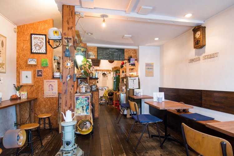 内装は、雑貨カフェのようにディスプレイされた小物がおしゃれ。
