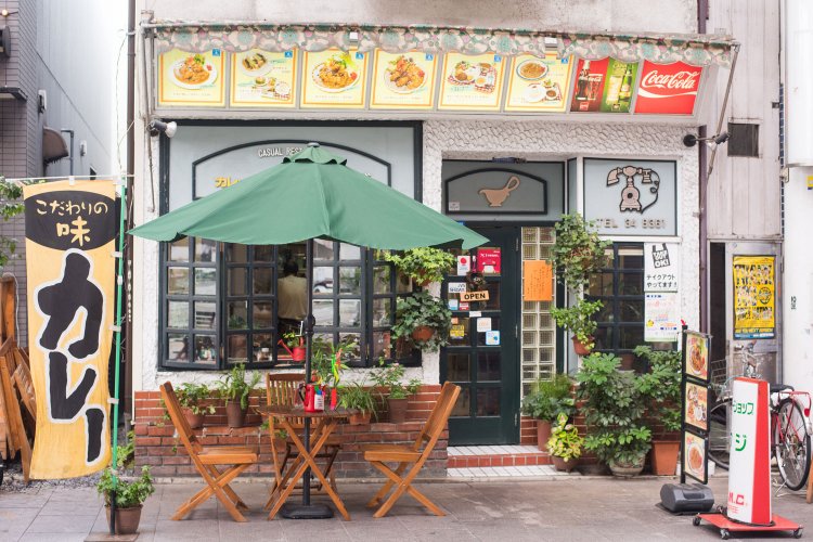 歴史を感じさせる昭和レトロな外装が印象的。テラス席はペット同伴での利用が可能。