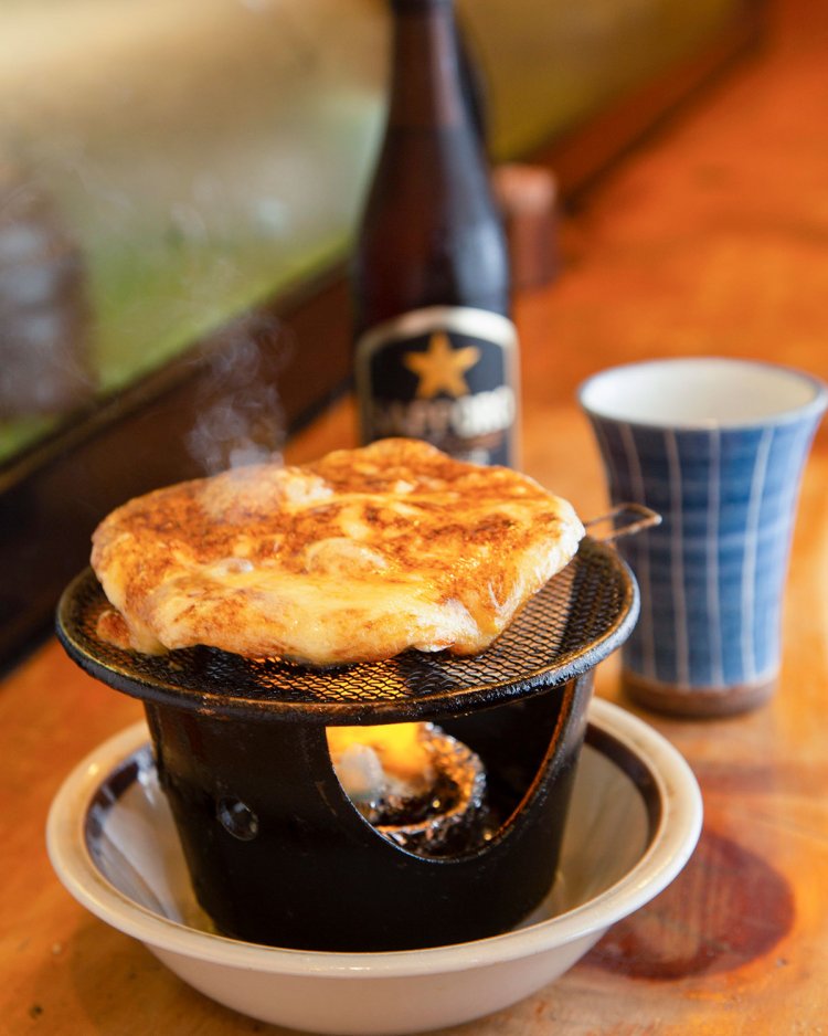 ホタテ貝もろこし焼き850円。瓶ビール600円。