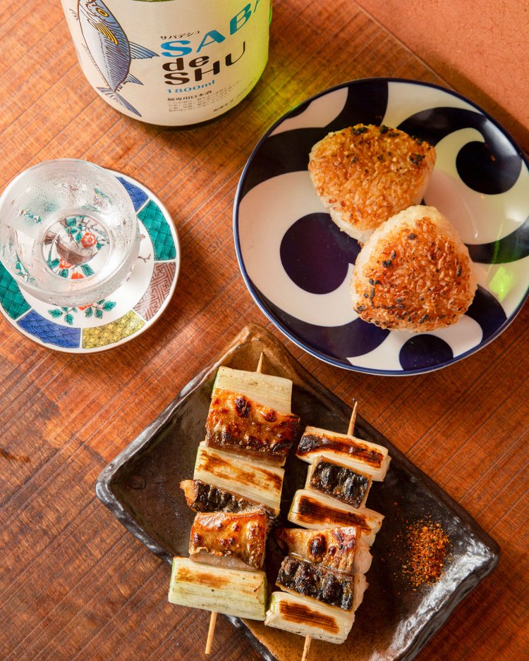 サバ串600円。もの凄い焼きおにぎり300円には、サバのアラ出汁が香る自家製醤油を塗る。酒は500円~。