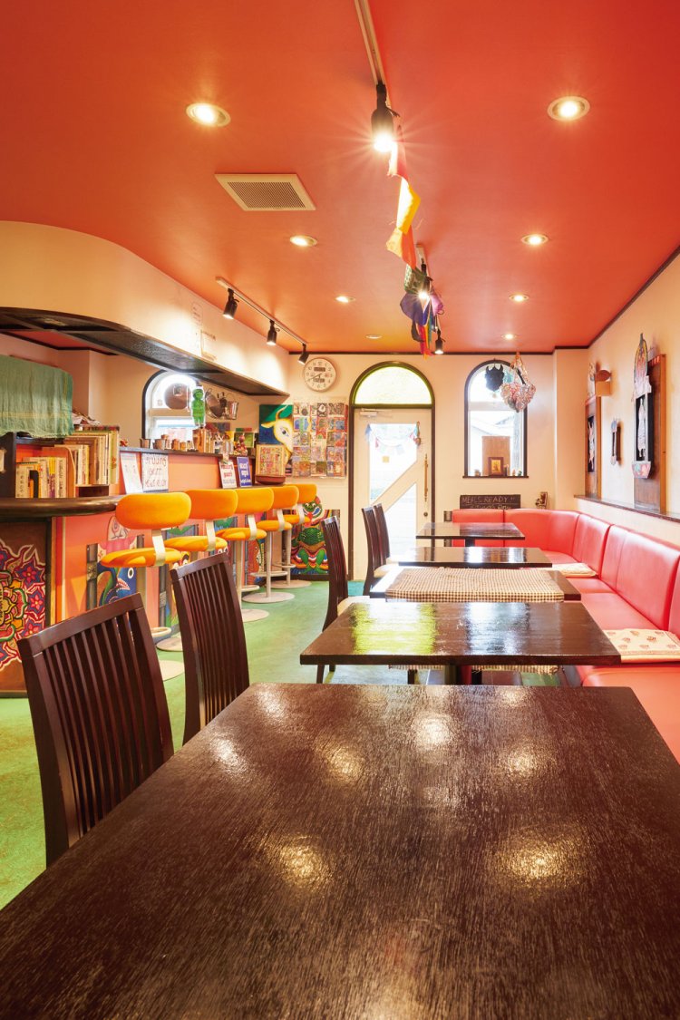 極彩色の店内に身を置けば店主の南インド愛が伝わってくる。